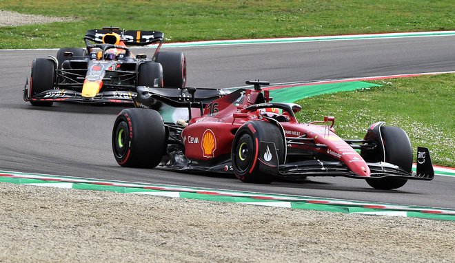 Charles Leclerc ni mogel za seboj pustiti Maxa Verstappna. FOTO: Jennifer Lorenzini/Reuters
