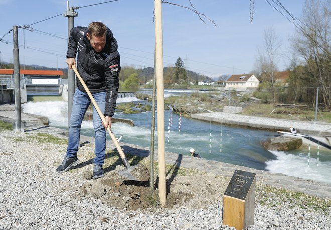 Benjamin Savšek je nedavno v Tacnu sadil lipe, zdaj je bil najboljši v kvalifikacijah za tekmo evropskega pokala. FOTO: Jože Suhadolnik
