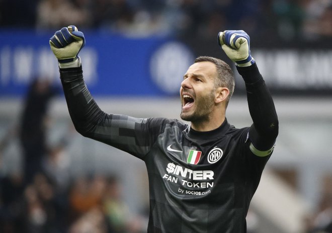 Samir Handanović in Inter so se veselili novega uspeha, boj za prvaka z AC Milanom je ogorčen. FOTO: Alessandro Garofalo/Reuters
