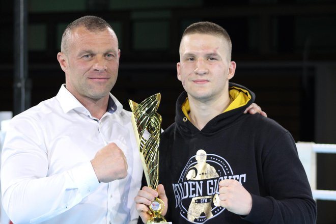 Robert Reher, predsednik Boksarske zveze Slovenije, je priznanje za najboljšega borca v članski konkurenci izročil Nejcu Petriču (desno). FOTO: Lana Rašić
