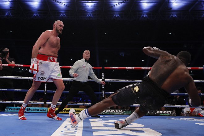 Tyson Fury je v šesti rundi prisilil k vdaji Dilliana Whyta. FOTO: Andrew Couldridge/Reuters
