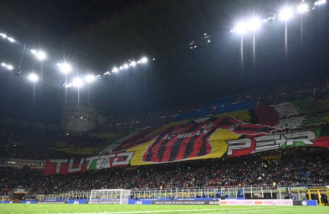 Legendarni štadion San Siro naj bi zapustili nogometaši Milana. FOTO: Alberto Lingria/Reuters
