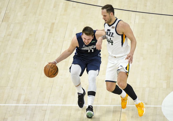 Luka Dončić&nbsp; je bil zahtevne bitke s Hrvatom Bojanom Bogdanovićem (desno). FOTO: Alex Goodlett/AFŠ
