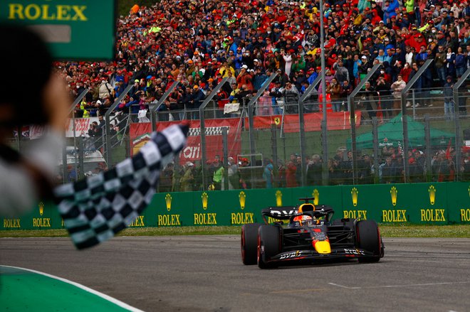 Max Verstappen je prvi prevozil ciljno črto v Imoli. FOTO: Foto Guglielmo Mangiapane/AFP
