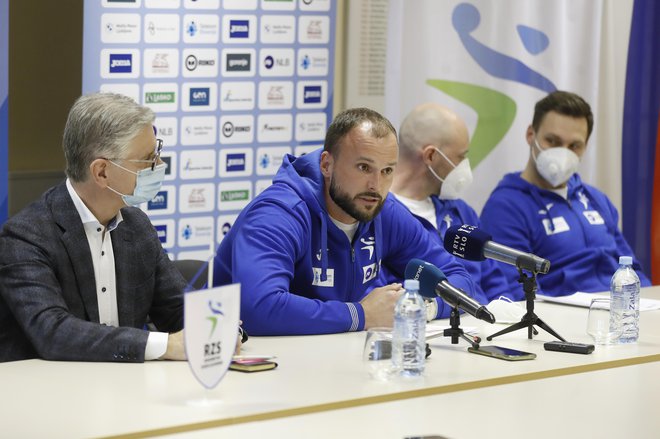 Podpora glavnih mož slovenskega rokometa in tudi javnosti je lahko selektorju Urošu Zormanu (v sredini) samo v pomoč. FOTO: Leon Vidic/Delo
