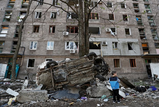 Današnji posnetek iz Mariupolja. FOTO: Alexander Ermochenko/Reuters
