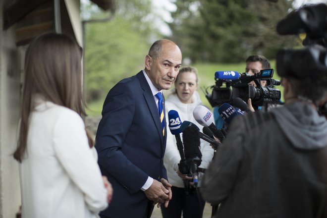 Janez Janša s soprogo Urško Bačovnik Janša na parlamentarnih volitvah. FOTO: Jure Eržen/Delo
