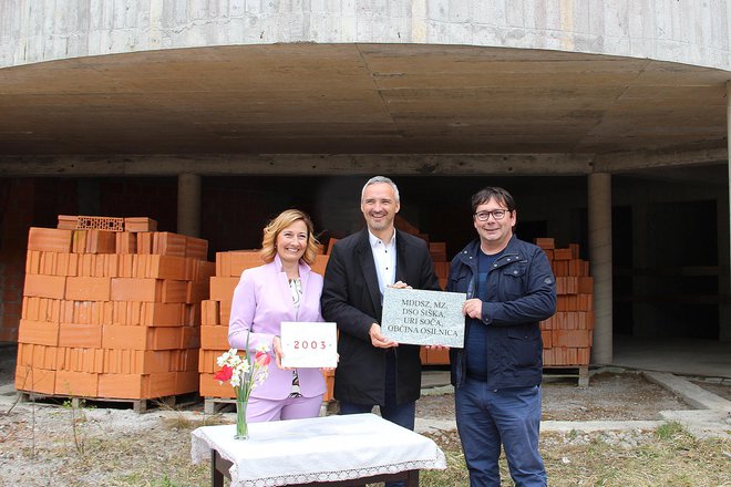 Osilniška županja Alenka Kovač, minister za delo Janez Cigler Kralj in Simon Strgar, direktor DSO Ljubljana Šiška, ob položitvi, kot je dejala Alenka Kovač, &raquo;kamna zaupanja&laquo;. Foto Simona Fajfar
