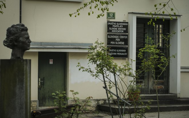Društvo slovenskih pisateljev (takrat književnikov) je vilo na Tomšičevi sprva najelo, leta 1987 pa odkupilo. FOTO: Jože Suhadolnik/Delo

