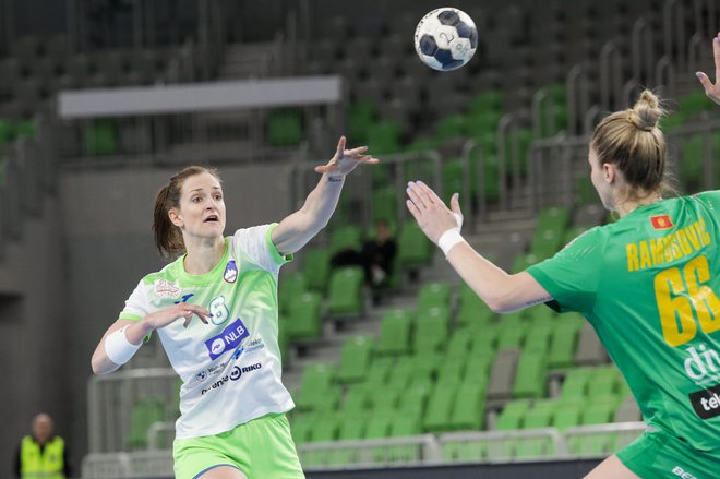 Slovenke so se nazadnje v domači dvorani Stožice merile s Črnogorkami. FOTO: Voranc Vogel/Delo
