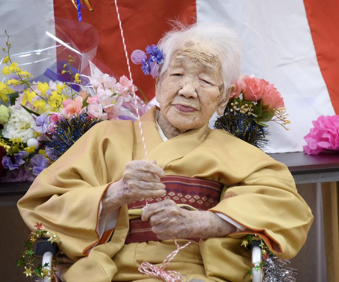 Tanaka je bila do nedavnega brez večjih zdravstvenih težav, živela pa je v domu za ostarele, kjer je čas preživljala ob igranju namiznih iger, reševanju matematičnih ugank in razvajanju s čokolado in sladkimi pijačami. FOTO: Kyodo Kyodo/Reuters
