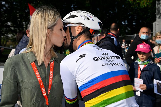 Julian Alaphilippe je pred dirko Liege-Bastogne-Liege prejel poljub od ljubljene Marion Rousse, nato ni imel takšne sreče. FOTO: Eric Lalmand/AFP
