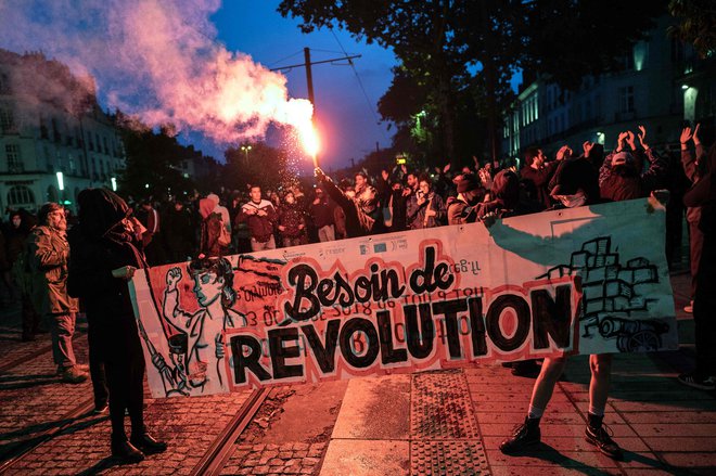 Več sto nezadovoljnežev je začelo razgrajati po Parizu in pozivalo novega starega predsednika k odstopu, podobno so šli nekateri takoj na ulice v Rennesu, Lyonu in Nantesu. FOTO: Loic Venance/Afp
