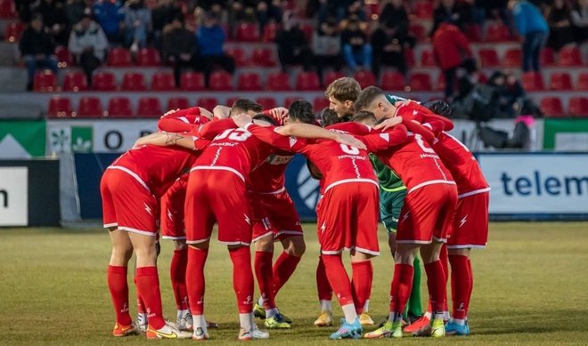 Nogometašem Aluminija ni pomagal posvet pred začetkom tekme. FOTO: Instagram
