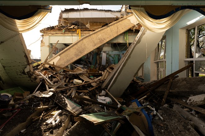 Ruševine šole v Kramatorsku v regiji Donetsk po bombardiranju. FOTO: Jorge Silva/Reuters
