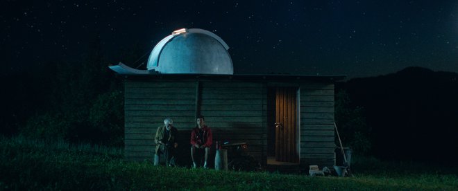 Raje kot z lokalno bando se Tobi (Kolja Chilima Budišin) druži s starim vaškim izobčencem Hermanom (Ivo Barišič) v malem amaterskem observatoriju. FOTO: Frančišek Ksaver Šinkar
