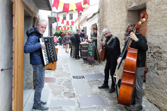 Program v očarljivem ambientu Šmartnega je popestrilo šest glasbenih skupin. Fotografije Marko Feist
