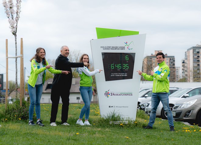 Iris Breganski, Damijan Lazar, predsednik zveze ŠIS-SPK, Leja Glojnarič in Tadej Enci ob odštevalniku do začetka olimpijade. FOTO: Žiga Korenčan/Zsis.si
