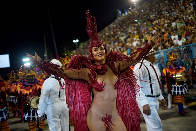 Kraljica sambe in igralka Paolla Oliveira iz šole sambe Grande Rio nastopa med drugim večerom karnevalske parade na sambadromu v Riu de Janeiru. Parade plesalcev iz znanih šol sambe, ki so bile prvotno načrtovane za konec februarja in marca, so prestavili. Uličnih praznovanj v Riu de Janeiru med karnevalom zaradi zdravstvenih ukrepov ni. Foto: Mauro Pimentel/Afp
