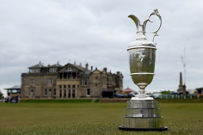 Šampionski pokal, sloviti Claret Jug, čaka na prihod igralcev in rekordne množice navijačev. FOTO: Paul Childs/Reuters
