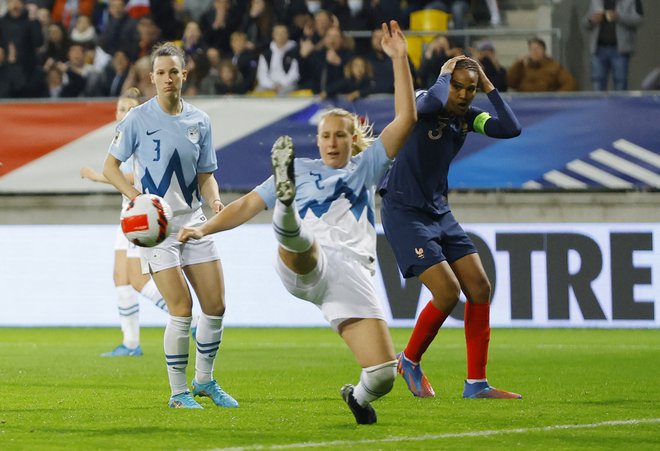 Sara Agrež (levo) in Lana Golob med nedavnim kvalifikacijskim obračunom s Francijo v Le Mansu. FOTO:&nbsp;Stephane Mahe/Reuters
