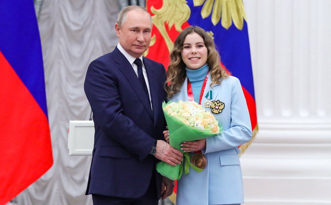 Vladimir Putin je v Kremlju sprejel številne znane športnike, tudi umetnostno drsalko Anastasio Mišino, ki se je z olimpijskih iger v Pekingu vrnila z zlato kolajno.&nbsp;FOTO: Sputnik/Mihail Klimentjev/Kremlin/Reuters
