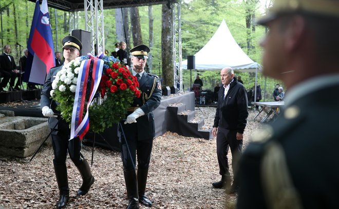 Spominskemu vencu na obeležju Tigra se je poklonil Janez Janša. FOTO: Blaž Samec/Delo
