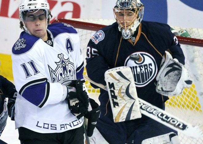 Anže Kopitar in vratar Edmontona Dwayne Roloson bosta v prvem krongu končnice znova velika tekmeca. FOTO: Dan Riedlhuber/Reuters
