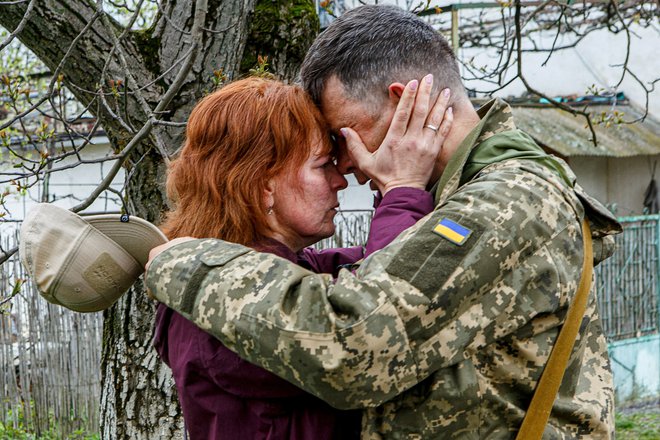 Ukrajinka se poslavlja od soproga. FOTO: Stringer Reuters
