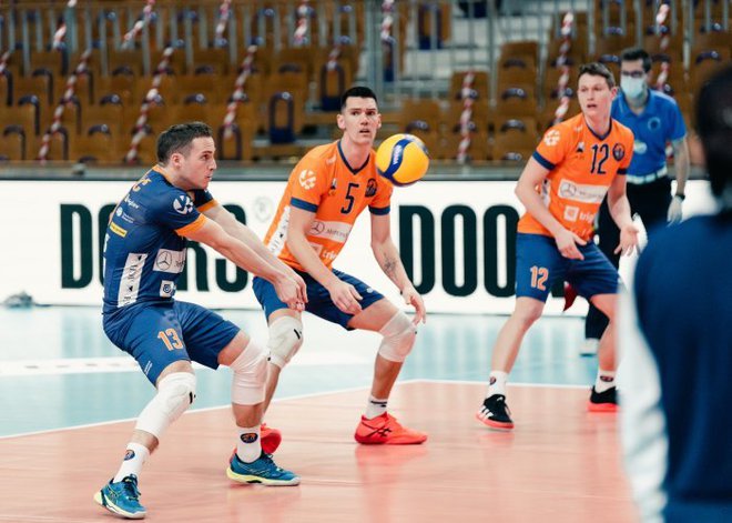 Jani Kovačič, levo pri sprejemu žoge, se je veselil četrtega naslova državnega prvaka v dresu oranžnih zmajev. FOTO: ACH Volley
