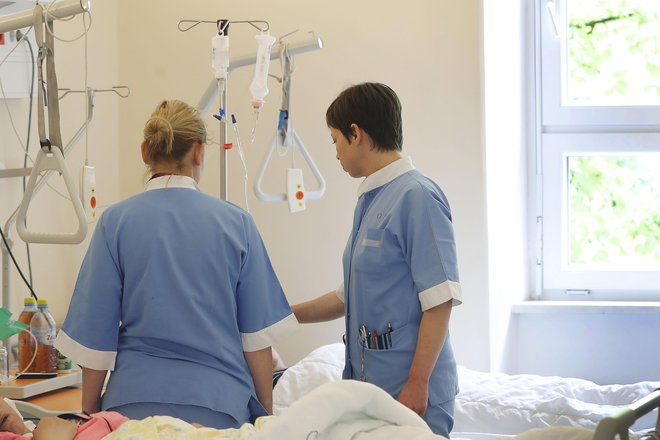 Skrb vzbujajoči so podatki o aktivnostih, ki jih medicinske sestre izpuščajo zaradi preobremenitev, pa bi morale biti narejene. FOTO: arhiv Dela
