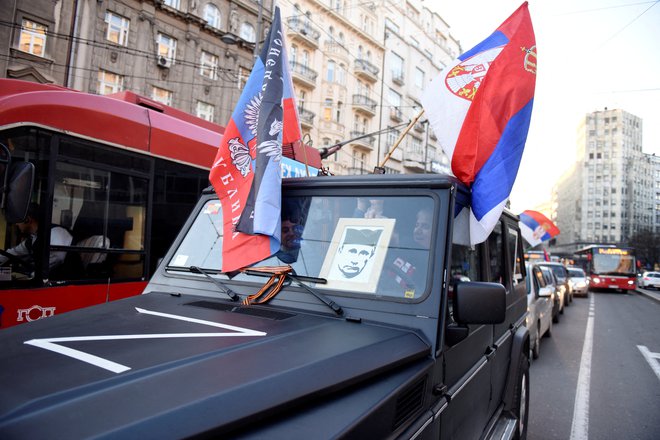 Podporniki ruskega predsednika Vladimirja Putina in njegove agresije na Ukrajino v Beogradu. FOTO: Zorana Jevtić/Reuters
