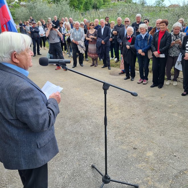 &raquo;Upam in želim, da bi Slovenci od zdaj hodili v isto smer. Po različnih poteh, a z istim ciljem,&laquo; je povedal Milan Kučan. FOTO: Arhiv Dela
