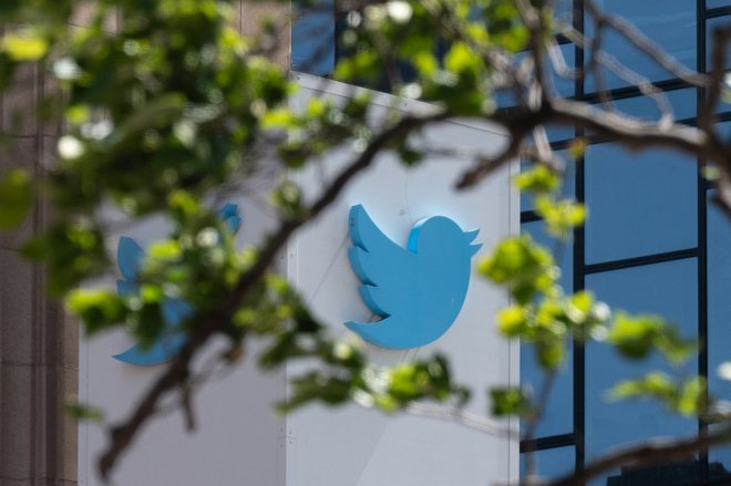 Twitterjev logotip na sedežu družbe v San Franciscu. Foto Amy Osborne/Afp
