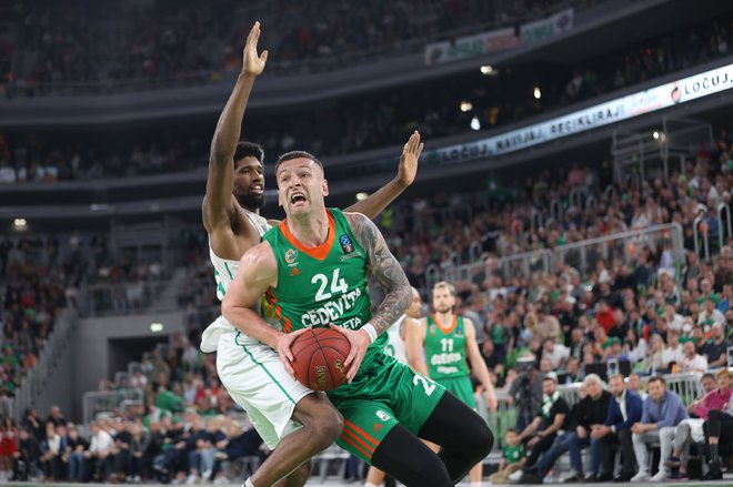 Alen Omić in soigralci so se poslovili v imenitnem vzdušju. FOTO: Cedevita Olimpija
