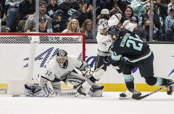 Legendarni Jonathan Quick ustavlja poskus Alexa Wennberga&nbsp;v prvi tretjini dvoboja v dvorani Climate Pledge Arena. FOTO: Stephen Brashear/USA Today Sports
