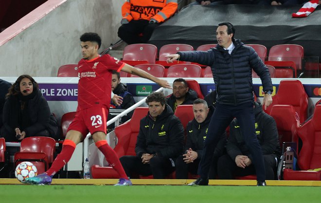 Liverpoolov napadalec Luis Diaz ob trenerju Villarreala Unaiju Emeryju. FOTO: Carl Recine/Reuters
