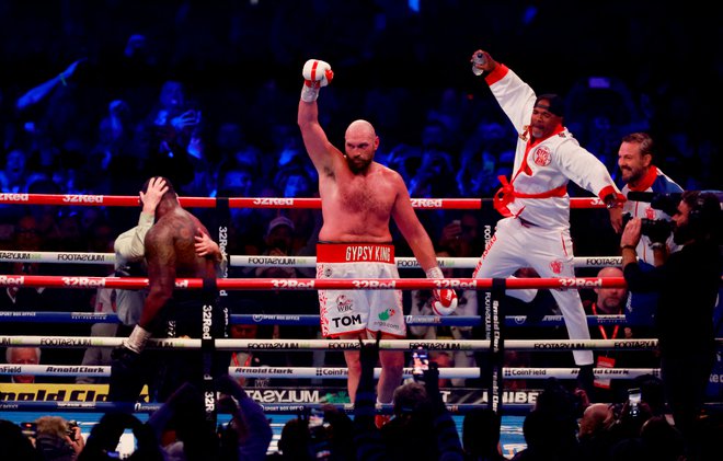 Tyson Fury je v šesti rundi s silovitim aperkatom dokončal delo v obračunu z rojakom Dillianom Wytom.&nbsp;FOTO: Peter Cziborra/Reuters
