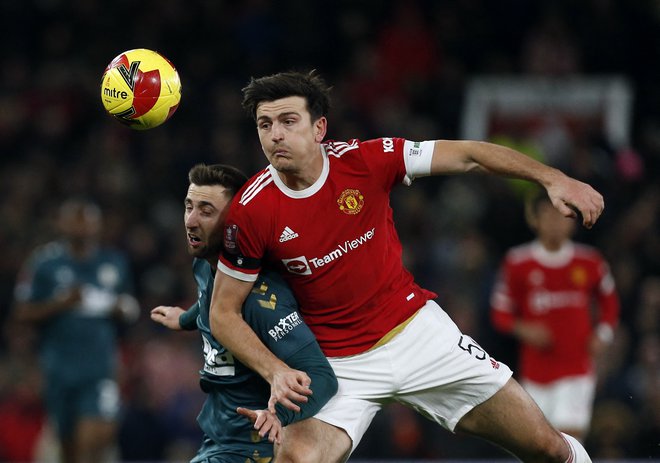 Andraž&nbsp;Šporar se je s soigralci v tej sezoni izkazal tudi z izvrstnimi rezultati v pokalu FA, kjer je Boro po zmagah nad Manchester Unitedom&nbsp;(na fotografiji ob Šporarju njegov kapetan Harry Maguire) in Tottenhamom z 0:2 klonil šele proti letošnjemu finalistu Chelseaju. FOTO: Craig Brough/Reuters
