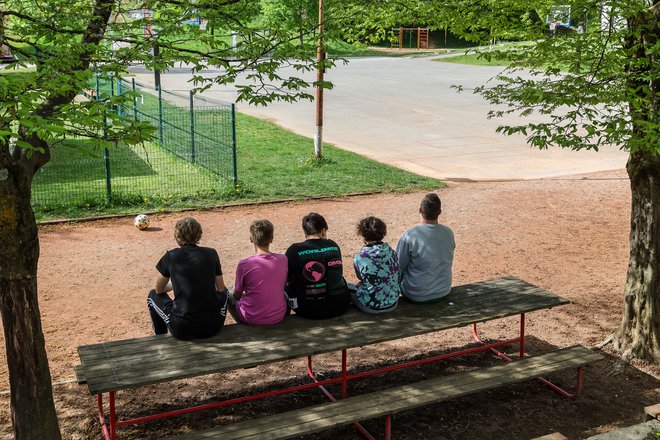 Večina otrok bi bila verjetno raje doma ali na počitnicah kot v šoli, a ta je nujna ne le zaradi pridobivanja znanja. FOTO: Črt Piksi
