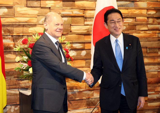 Nemški kancler Olaf Scholz je včeraj obiskal japonskega premierja Fumia Kishida, tema pogovorov pa je bila tudi ukrajinska kriza. FOTO: Yoshikazu Tsuno/REUTERS
