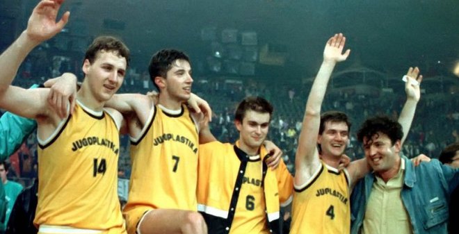 Kakšni spomini na šampionsko Jugoplastiko! Od leve Dino Rađa, Toni Kukoč, Luka Pavićević in Zoran Sretenović (številka 4). FOTO: FIBA
