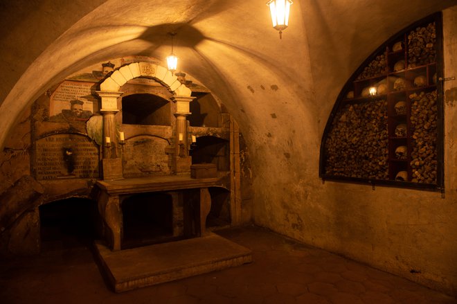 V oltarju so vzidane relikvije svetega križa iz Jeruzalema. FOTOGRAFIJE: Miloš Vujinović/Mediaspeed
