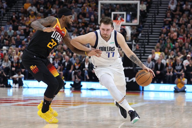 Luka Dončić (desno) je kljub težavam v končnici šeste tekme v Salt Lake Cityju le popeljal Dallas do zmage in polfinalnega dvoboja lige NBA proti Phoenixu. FOTO: Rob Gray/Usa Today Sports
