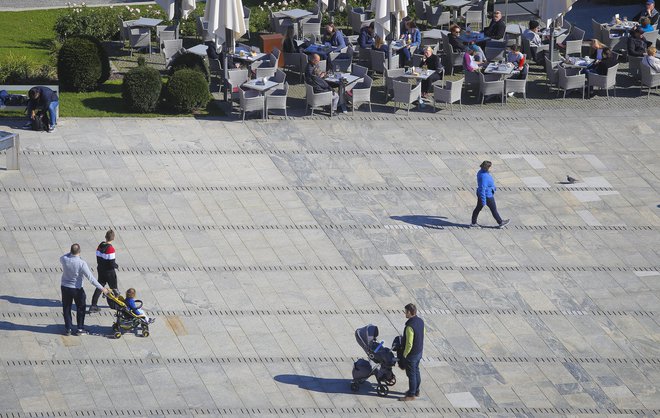 Lani je starševski dopust pri nas koristilo 24.223 mater in 855 očetov. Foto: Jože Suhadolnik/Delo
