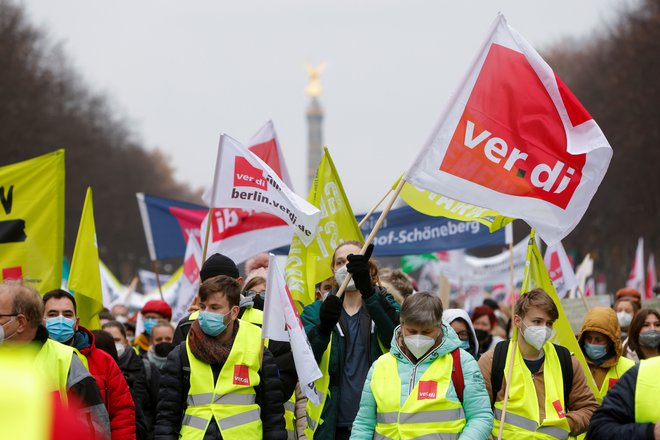 Protesti sindikata Verdi v Berlinu konec lanskega leta.

FOTO: Michele Tantussi/REUTERS
