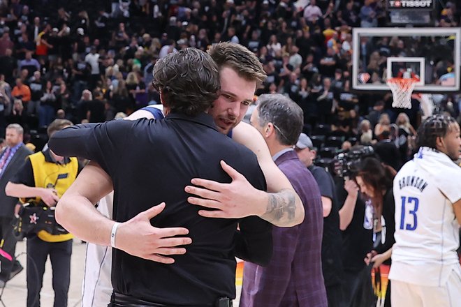 Trener Utaha Quin Snyder je po tekmi objel Dončića. FOTO: Rob Gray/USA Today Sports
