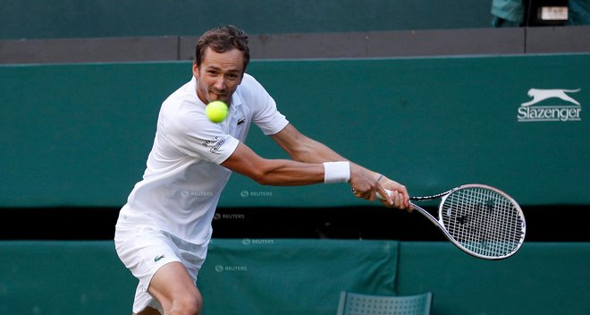 Daniila Medvedjeva, drugouvrščenega igralca na svetovni teniški lestvici, letos v Wimbledonu ne bo. FOTO: Peter Nicholls/Reuters
