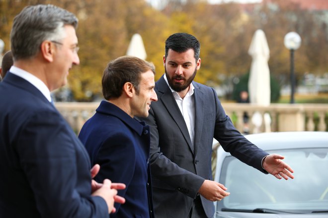 Mate Rimac (desno) se je srečal tudi s francoskim predsednikom Emmanuelom Macronom (v sredini), predsednico evropske komisije Ursulo von der Leyen in podjetnikom Elonom Muskom. FOTO: Antonio Bronic/Reuters
