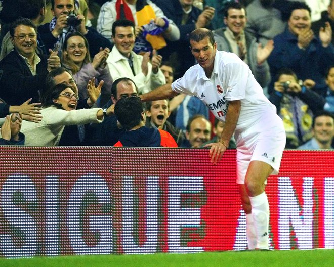 Zinedine Zidane je finale proti Bayerju iz Leverkusna odločil z mojstrskim volejem. FOTO: Andrea Comas/Reuters
